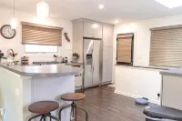 Renovated 3 bed/2.5 bath with fast wifi & 100" projector near the BIG HOUSE! - บังกะโล
