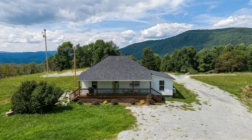 Bobbie Jean's Cozy Mountain Farmhouse