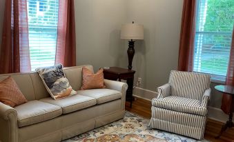 Cozy Cottage walking distance to Downtown!