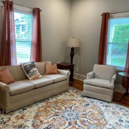 Cozy Cottage walking distance to Downtown!