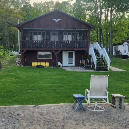 Charming 3-bedroom house with lake front access near boat launch in Laona. Hotels in Forest County