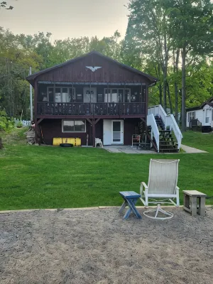 Charming 3-bedroom house with lake front access near boat launch in Laona. - Homestays