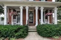 Federalist style home close to down town minutes from the Field of Dreams! - con encanto