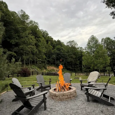 Creekfront Cabin • Fire Pit • Fenced Yard • Near Crabtree Falls