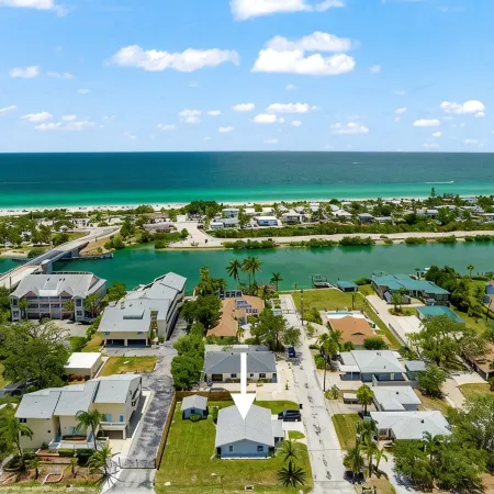 Walk to Beach. Beautifully Renovated 3BR, 2BA Home w/Outdoor Shower & Grille