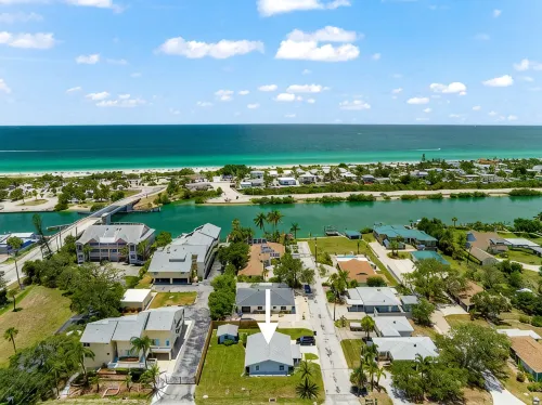 Walk to Beach. Beautifully Renovated 3BR, 2BA Home w/Outdoor Shower & Grille