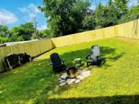 THE GREENROOM, FUNKY music themed tiny home, walking distance to downtown!