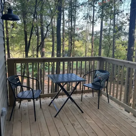 Cordial chalet with a balcony to have coffee with the squirrels