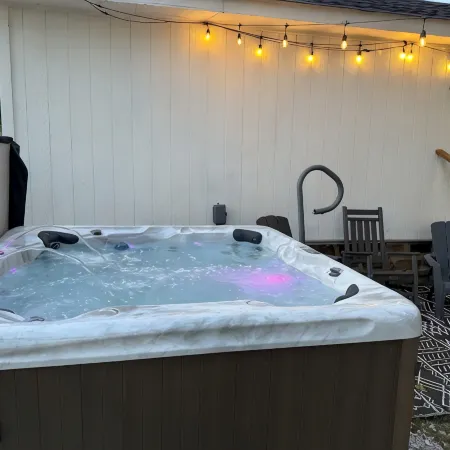 Cozy country cabin with hot tub in Sand Springs on 7 acres w a pond