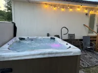 Cozy country cabin with hot tub in Sand Springs on 7 acres w a pond