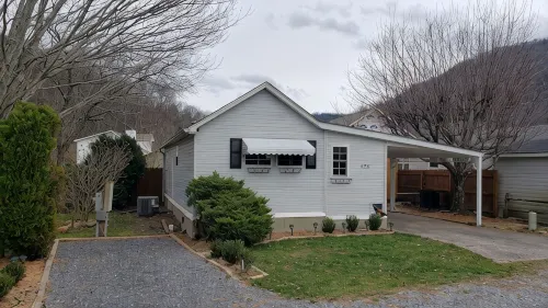 Year Round Access in town Bungalow, Hot Tub, Fire Pit and Extra Parking - 3-Star