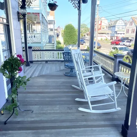 Victorian 2 bedroom flat 1 block from Beach!