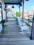 Victorian 2 bedroom flat 1 block from Beach! - Condos