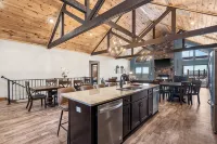 Luxe Lodge: Gaming Paradise W/ Breathtaking Lake Views, Indoor Pool Close to SDC - Gym