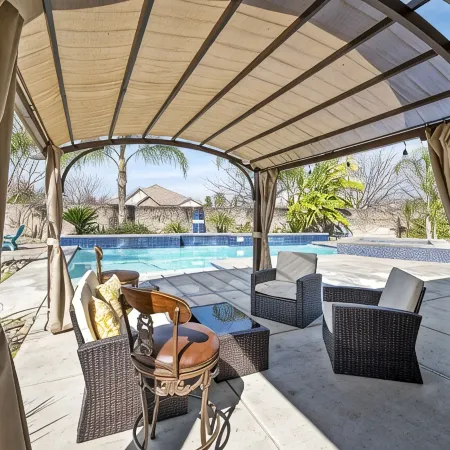 A Relaxing Retreat with Pool and Heated Jacuzzi near Sequoia Parks