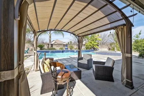 A Relaxing Retreat with Pool and Heated Jacuzzi near Sequoia Parks