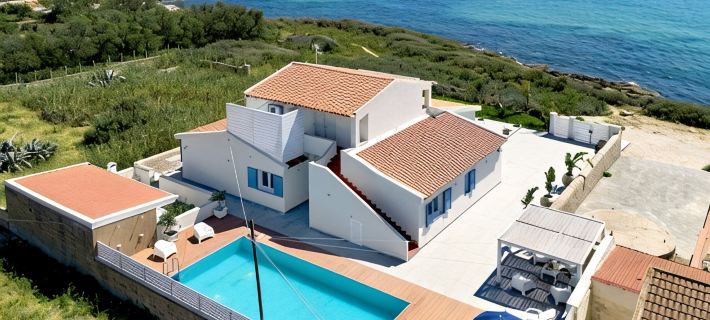 Villa Nettuno, enchanting contemporary villa, seafront , with pool Hotéis em Ragusa