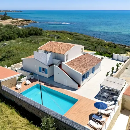 Villa Nettuno, enchanting contemporary villa, seafront , with pool
