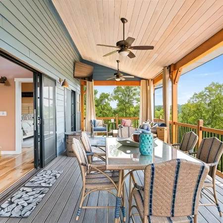 Eagles Nest 5 Bdrm Lake Front Home
