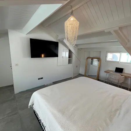 Modern Apartment in Beachfront Residence - Hill View