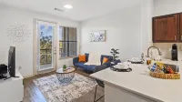 Charming 1-bd apartment in Frisco with Fitness Room, Work Space & Swimming Pool - 방갈로