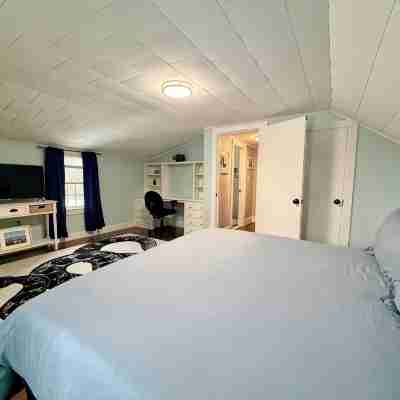 Dog-Friendly 4-Bedroom Home, Close to Restaurants and Beaches, w. Fenced Yard. Rooms