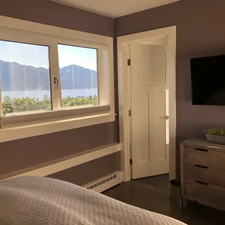 Gorgeous new, 1 bd luxury apt, offering stunning views of the mountains and bay