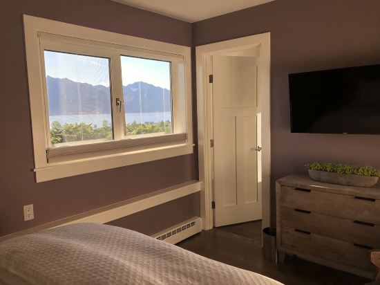 Gorgeous new, 1 bd luxury  apt, offering stunning views of the mountains and bay