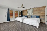 Spacious Home with Heated Pool & HotTub by Stockyards DFW - Homestays