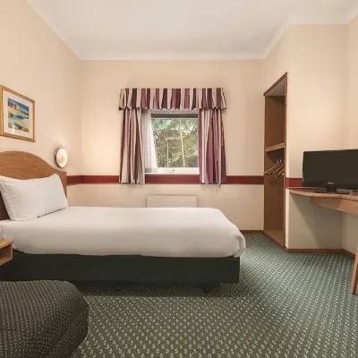 Days Inn by Wyndham Donington A50 Hotels near Royal Glen Park