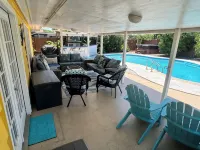 Hot tub,Private pool, resortlike home,,Tiki bar short walk to beach &all - สระว่ายน้ำส่วนตัว