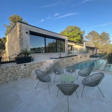 Architect-designed villa Le Panda Blanc. Nature and absolute calm. At the gateway to the Luberon