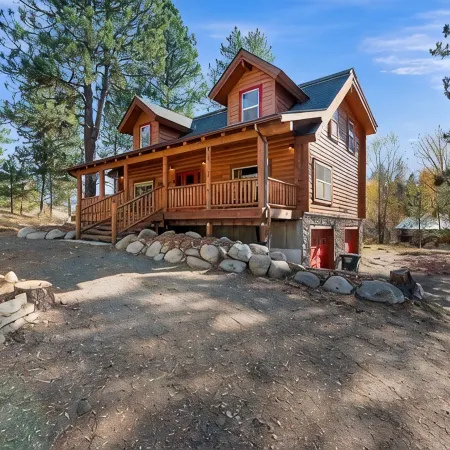 Log cabin with game room by skiing & lake