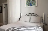 Blue Belle: Storybook Spring Escape - Cozy 2Br