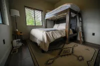 Modern Mountain Haus - 3-bedroom plus loft in fabulous Packwood with WIFI, AC - WiFi
