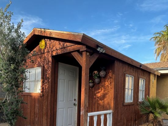 Cozy cabin in safe neighborhood fabulous Las Vegas with WiFi, AC
