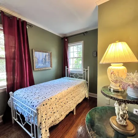 Filmed in Movie-Large Charming Midtown 4000 f²,5 Br,8 Beds,3.5 Bath Sleeps 14