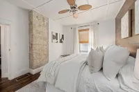 Cozy Luxe Apartment Near Western & St. Joseph’s