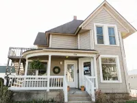 Maison 704; A Downtown Charlevoix Vintage Charmer 샤를부아 호텔
