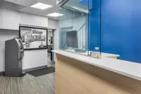 Super 8 by Wyndham Chicago IL - Motels