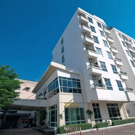 The Royalbee Aparthotel Отели рядом с достопримечательностью «Тайская Королевская Армия»