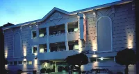 Nob Hill Motor Inn -Newly Updated Rooms! - Motels