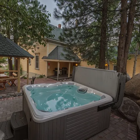 Gorgeous Historic Victorian - Walk to Downtown Truckee! Central to ski resorts!