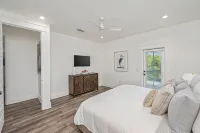 Reefwood - Sleeps 21 - 2 Blocks to the Beach! - สระว่ายน้ำส่วนตัว