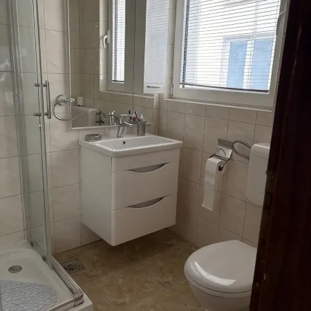 Immaculate Apartment, Uninterrupted Stunning Bay Views , Private parking