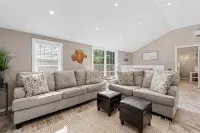 Cozy cottage w/hot tub, game room & backyard. Close to West Point and Bethel. - 4-Star