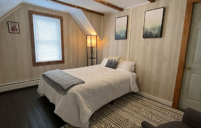 The Guides House • Cozy Main St Stay with Porch Views
