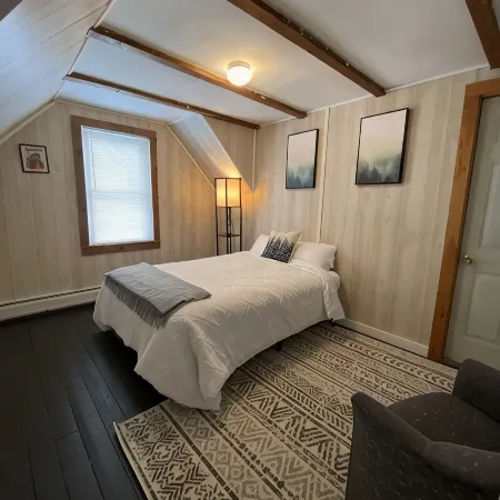 The Guides House • Cozy Main St Stay with Porch Views