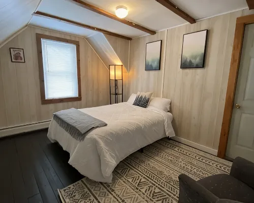 The Guides House • Cozy Main St Stay with Porch Views Hoteles en Webb