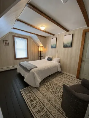 The Guides House • Cozy Main St Stay with Porch Views